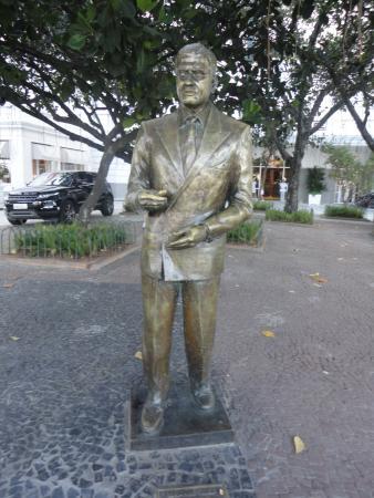 Estátua de Ibrahim Sued